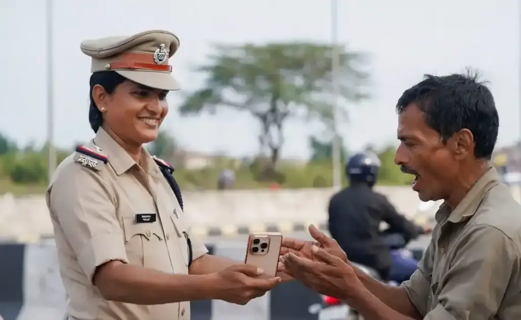Panvel Traffic Police Honesty  પનવેલ ટ્રાફિક પોલીસની ઈમાનદારી રસ્તા પરથી મળેલો કિંમતી મોબાઈલ પરત કરી મહિલાના ચહેરા પર લાવ્યા સ્મિત
