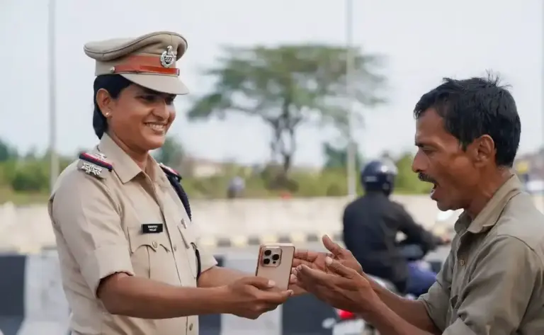 Panvel Traffic Police Honesty  પનવેલ ટ્રાફિક પોલીસની ઈમાનદારી રસ્તા પરથી મળેલો કિંમતી મોબાઈલ પરત કરી મહિલાના ચહેરા પર લાવ્યા સ્મિત