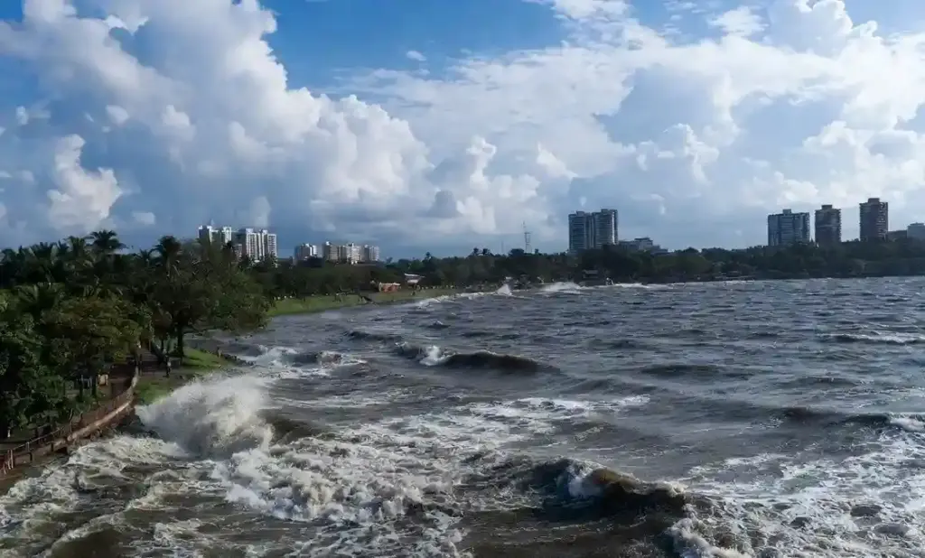 Power of Mumbai Rains મુંબઈમાં મેઘમહેર, જુલાઈના પ્રથમ દિવસે જ પવઈ તળાવ થયું ઓવરફ્લો