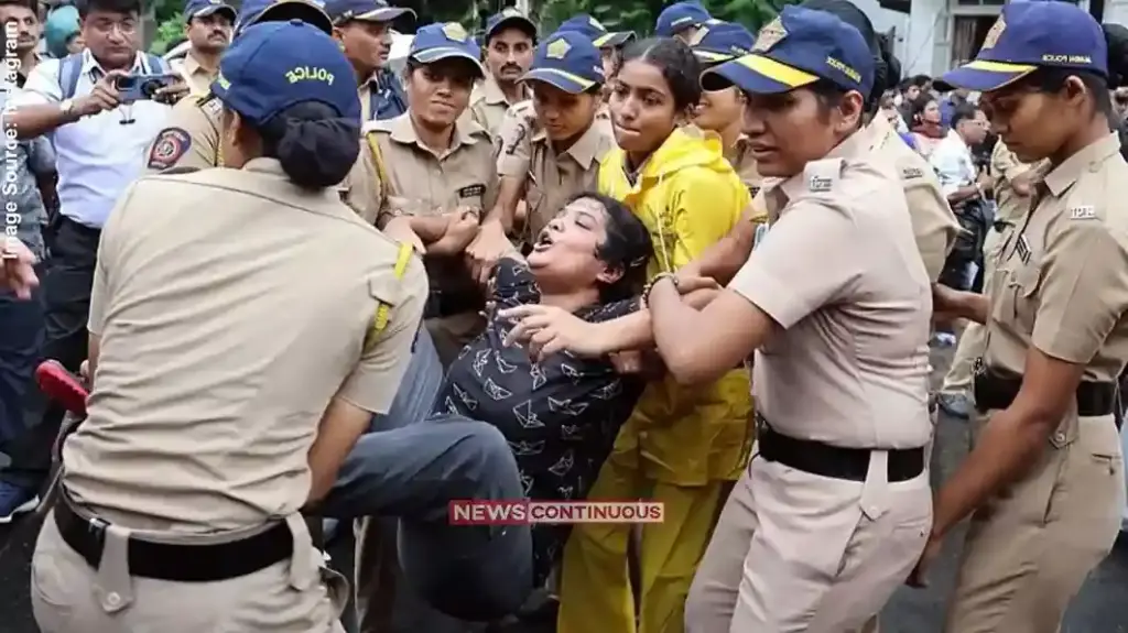 Protests in Mumbai Over Rahul Gandhi Detention રાહુલ ગાંધીની અટકાયતના વિરોધમાં મુંબઈમાં કોંગ્રેસનો હલ્લાબોલ, ગાંધી ભવન બહાર પ્રદર્શન કરતા કાર્યકરોની અટકાયત