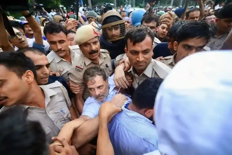 Rahul Gandhi Chhatrasal Stadium Video   પીએમ આવાસ બહાર ધરણા પર બેઠેલા રાહુલપ્રિયંકાની અટકાયત; છત્રસાલ સ્ટેડિયમથી રાહુલ ગાંધીનો વીડિયો વાયરલ..