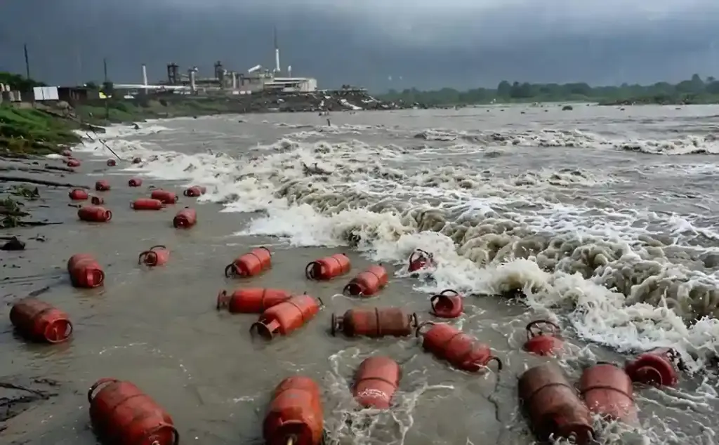 Raigad Patalganga River Flood  પાતાળગંગામાં વહી આવ્યા ૩,૦૦૦ સિલિન્ડર, રાયગઢમાં તંત્ર એલર્ટ, ગેસના બાટલા સાથે ચેડાં ન કરવા સૂચના