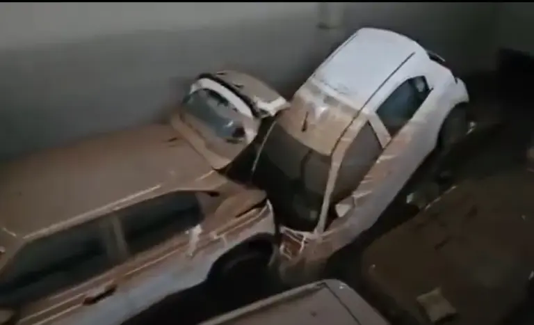 Rainwater Floods  Luxury Cars Damaged  અમદાવાદના જોધપુરમાં આફતનો વરસાદ ફ્લેટના બેઝમેન્ટમાં પાણી ઘૂસતા લાખોકરોડોની લક્ઝ્યુરિયસ ગાડીઓ જળમગ્ન