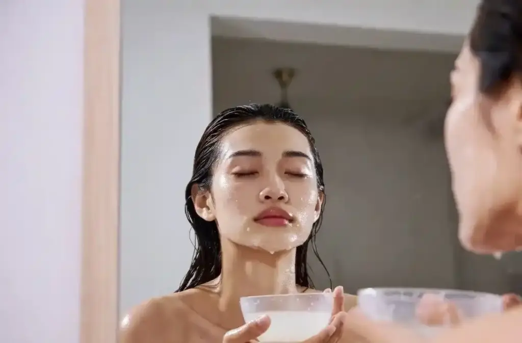 Rice Water Benefits for Skin શું ૭ દિવસ સુધી ચહેરા પર ચોખાના પાણીનો ઉપયોગ કરવાથી મળે છે નિખાર? જાણો Rice Water Benefits for Skin નું સત્ય!