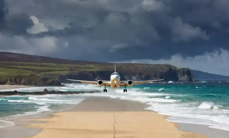 Scotland Barra Airport Beach Runway  દુનિયાનું એકમાત્ર એરપોર્ટ જ્યાં સમુદ્ર કિનારે ઉતરે છે વિમાન, હાઈ ટાઈડ અને ભરતીના આધારે નક્કી થાય છે ફ્લાઈટનું શિડ્યુલ..