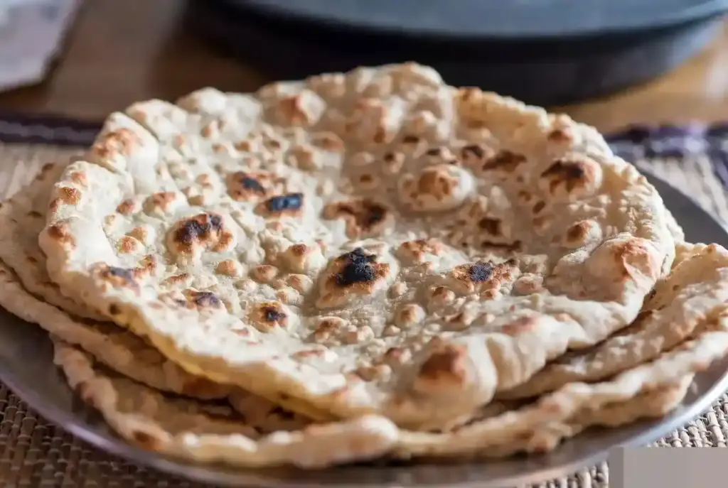 Serving Rotis Vastu શું તમે પણ હાથમાં રોટલી પીરસો છો? વાસ્તુશાસ્ત્ર મુજબ આ આદત બનાવી શકે છે તમને કંગાળ!