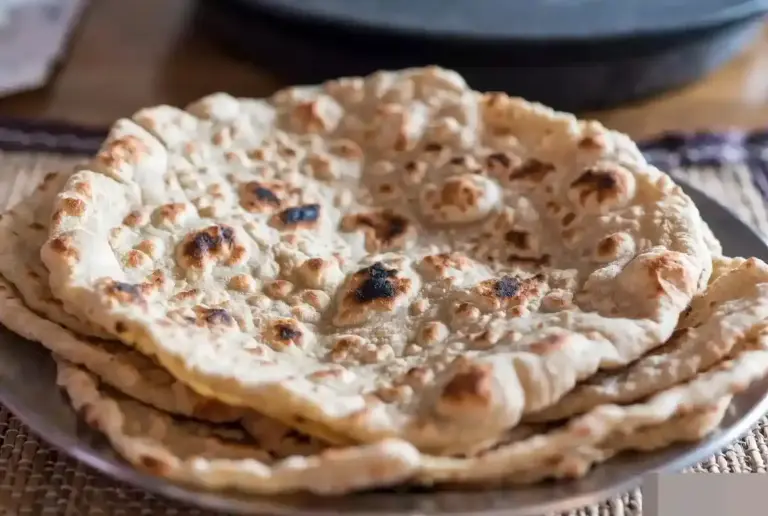 Serving Rotis Vastu  શું તમે પણ હાથમાં રોટલી પીરસો છો? વાસ્તુશાસ્ત્ર મુજબ આ આદત બનાવી શકે છે તમને કંગાળ!
