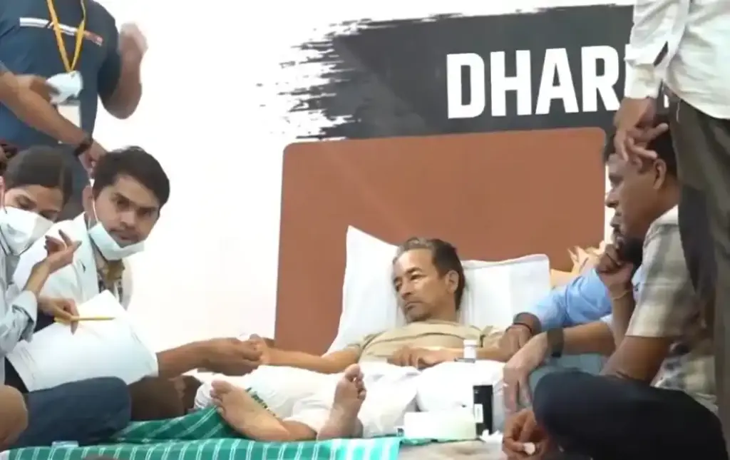Sonam Wangchuk Hunger Strike જંતરમંતર પર સોનમ વાંગચુકના ઉપવાસનો ૨૦મો દિવસ સ્વાસ્થ્ય અત્યંત નાજુક બનતા ડોક્ટરોએ આપી મલ્ટીપલ ઓર્ગન ફેલ્યોરની ગંભીર ચેતવણી, દેશભરમાં ચિંતા