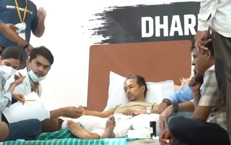 Sonam Wangchuk Hunger Strike  જંતરમંતર પર સોનમ વાંગચુકના ઉપવાસનો ૨૦મો દિવસ સ્વાસ્થ્ય અત્યંત નાજુક બનતા ડોક્ટરોએ આપી મલ્ટીપલ ઓર્ગન ફેલ્યોરની ગંભીર ચેતવણી, દેશભરમાં ચિંતા
