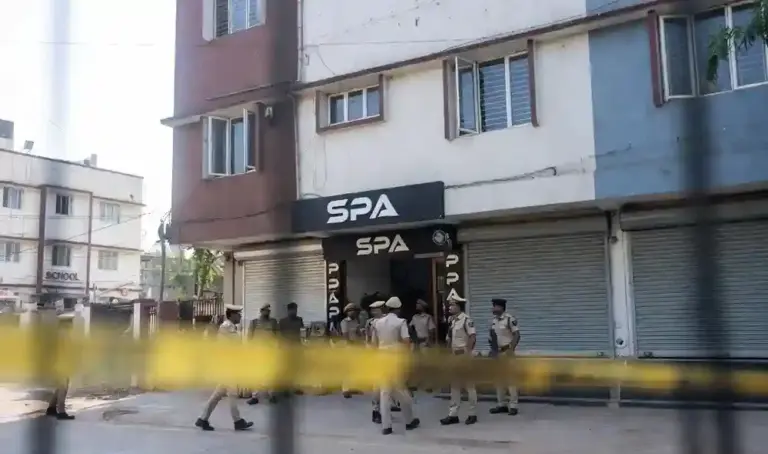 Spa Prostitution Racket Busted  શાળા સામે સ્પાની આડમાં ચાલતા દેહવ્યાપારનો પર્દાફાશ, 2 શખ્સોની ધરપકડ અને 5 મહિલાઓનો છુટકારો