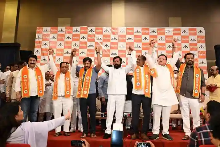 Supreme Court Notice to Rebel Shiv Sena UBT MPs મહારાષ્ટ્ર રાજકારણમાં મોટો વળાંક, બાગી સાંસદોની મુશ્કેલી વધી, બે અઠવાડિયામાં જવાબ રજૂ કરવા સર્વોચ્ચ અદાલતનો આદેશ