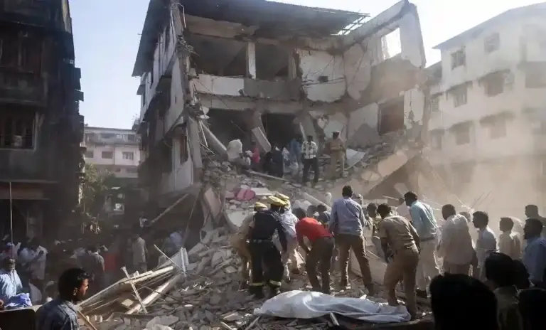 Thane Building Collapse  આઝાદ નગર વિસ્તારમાં ચાલનો ભાગ ધરાશાયી થતાં એક વ્યક્તિનું મોત, અનેક લોકો ઈજાગ્રસ્ત