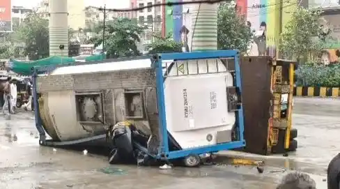 Thane Ghodbunder Road Accident  ઠાણા માં ભયાનક અકસ્માત ઘોડબંદર રોડ પર રિક્ષા પર ગેસ ટેન્કર પલટી ગયું, બે લોકોના ઘટનાસ્થળે જ કરુણ મોત
