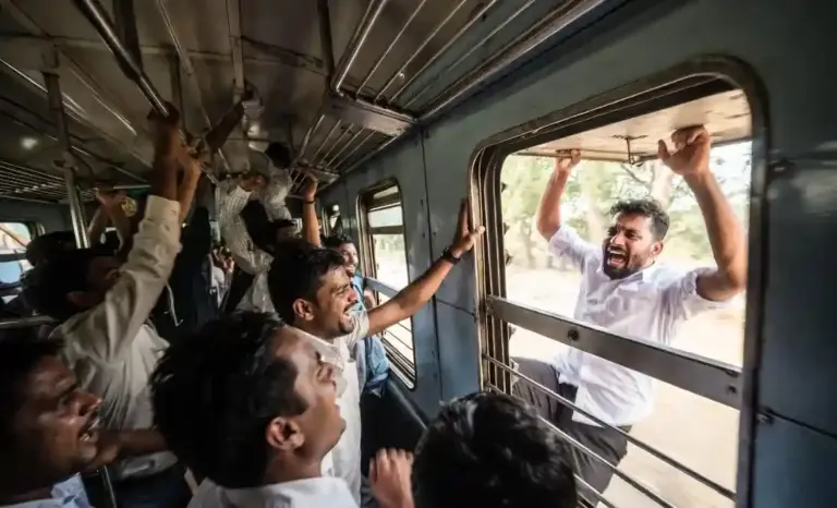 Train Theft Gone Wrong  ચોરને ભારે પડ્યો મોબાઈલ ચોરીનો ઈરાદો, મુસાફરોએ ટ્રેનની બારીએ જ લટકાવી રાખ્યો, વીડિયો વાયરલ!