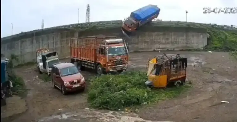 Truck Accident  મહારાષ્ટ્રના નાશિકમાં મોટો અકસ્માત ટ્રક ડ્રાઈવરે કાબૂ ગુમાવતા ઓવરબ્રિજ પરથી નીચે પટકાયો વાહન, રૂંવાડા ઉભા કરી દેતો વીડિયો વાયરલ
