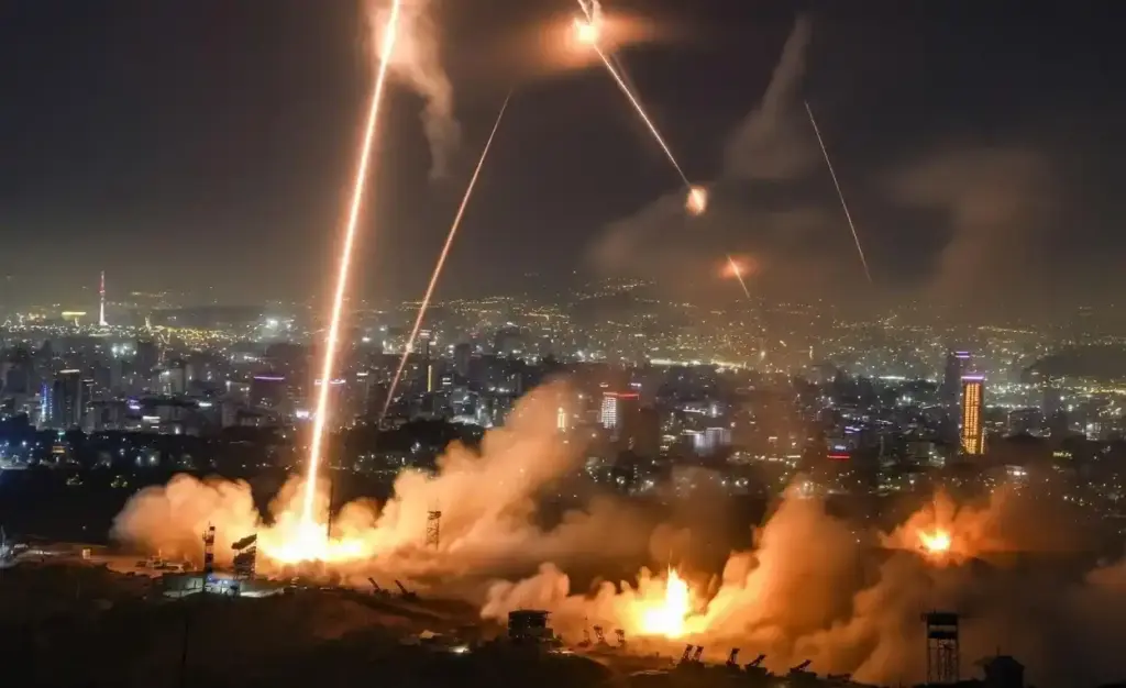 US Airstrikes On Iran  મધ્ય પૂર્વમાં યુદ્ધનું રણશિંગું અમેરિકાનો ઈરાન પર ભીષણ મિસાઈલ હુમલો, એર ડિફેન્સ સિસ્ટમ ધ્વસ્ત!