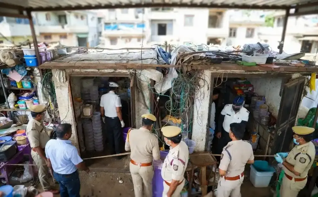 Unhygienic Food Production in Kalyan કલ્યાણમાં ગંદકી અને કીડામકોડા વચ્ચે બનતી હતી પાણીપૂરીની પૂરીઓ, KDMC એ 2 ફેક્ટરીઓ કરી સીલ