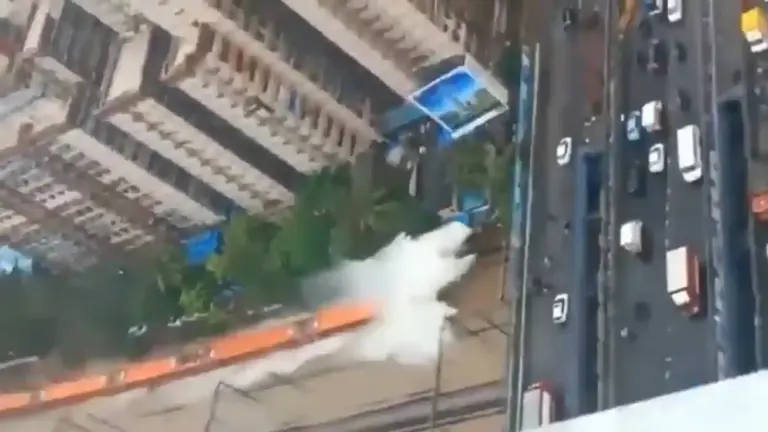 Vande Bharat Mumbai Waterlogged Track Video   મુંબઈમાં મુશળધાર આફત વચ્ચે કાંજુરમાર્ગ નજીક પાણીથી ભરેલા પાટા પર દોડી વંદે ભારત એક્સપ્રેસ, ડ્રામેટિક વીડિયો વાયરલ