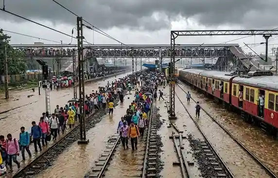 Vasai Virar railway track waterlogging  વસઈથી વિરાર રેલ્વે ટ્રેક પર પાણી ભરાતાં મુસાફરો આફતમાં, જીવના જોખમે પાટા પર ચાલવા મજબૂર..