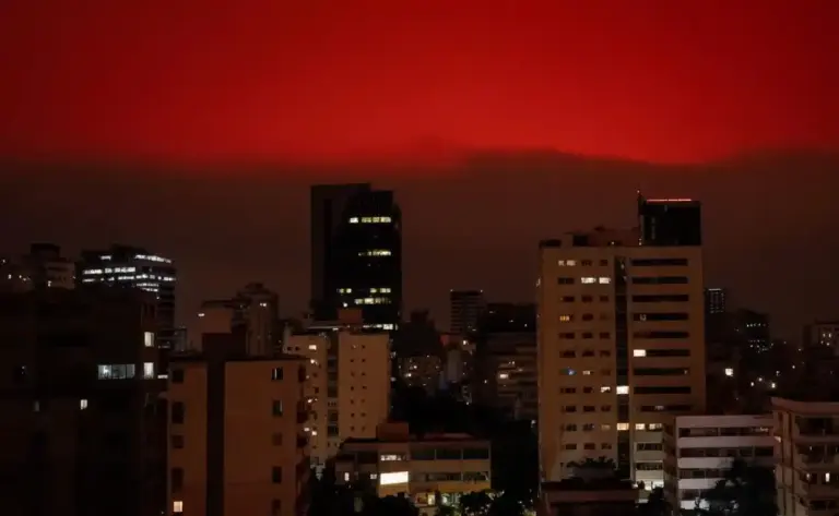 Venezuela Red Sky Mystery  વેનેઝુએલામાં આકાશે બદલ્યો રંગ લાલચોળ દેખાયું કારાકાસનું આકાશ; જાણો શું છે રહસ્ય