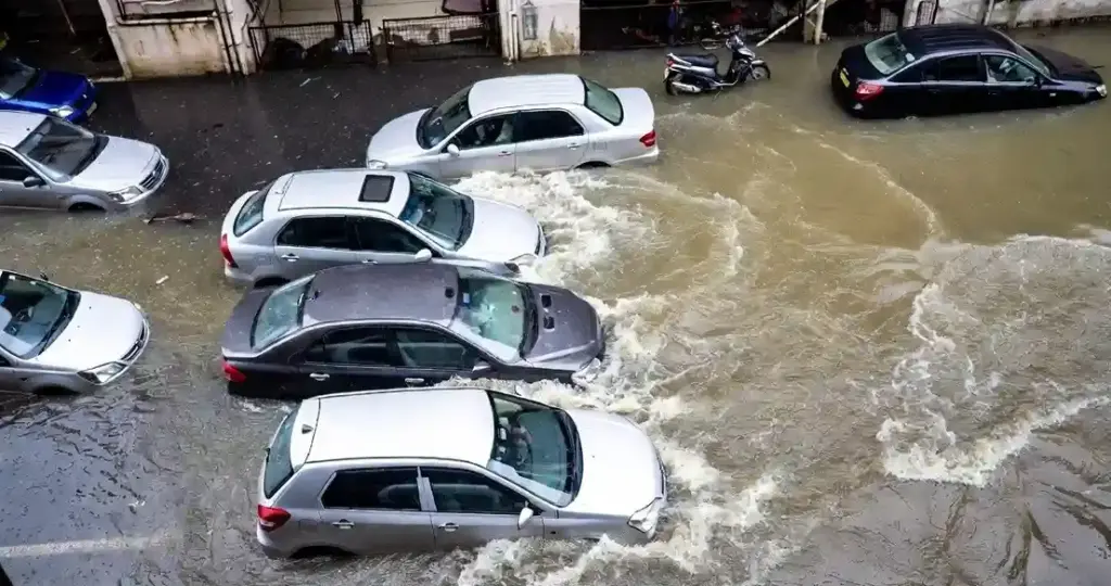 Waterlogging in Andheri West અંધેરી પશ્ચિમમાં મુખ્ય માર્ગો ભરાયા વરસાદી પાણી, રસ્તો બન્યો જોખમી, વાહનચાલકોની હાલત કફોડી