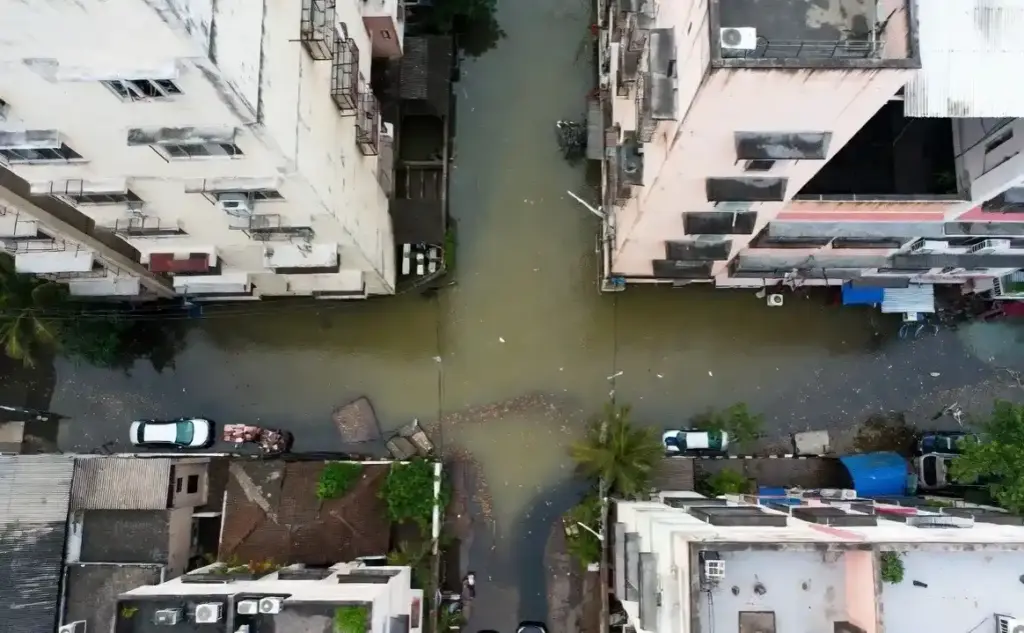 Waterlogging in Ghatkopar East માત્ર ૧ કલાકના વરસાદમાં ઘાટકોપર પૂર્વમાં જળબંબાકાર, રહીશોની મુશ્કેલીમાં વધારો