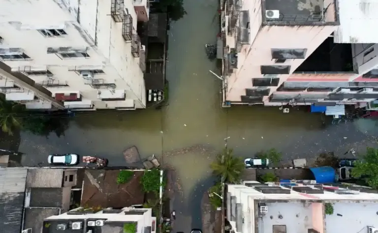 Waterlogging in Ghatkopar East   માત્ર ૧ કલાકના વરસાદમાં ઘાટકોપર પૂર્વમાં જળબંબાકાર, રહીશોની મુશ્કેલીમાં વધારો