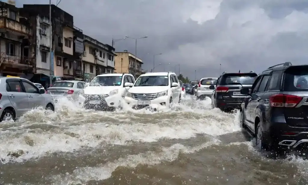 Waterlogging in Sion મુંબઈમાં વરસાદી આફત સાયનના પ્રતીક્ષા નગરમાં પાણી ભરાતા લોકોની મુશ્કેલીઓ વધી