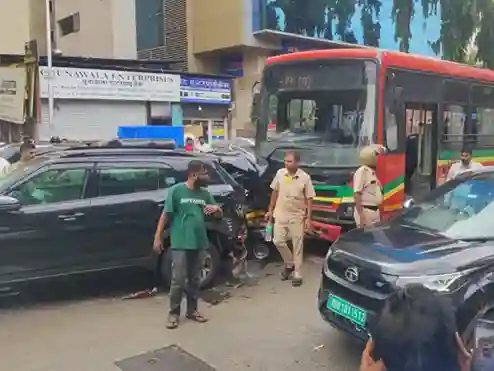 Andheri BEST bus accident મુંબઈમાં બેસ્ટ બસનો ગમખ્વાર અકસ્માત! બેકાબૂ બસે એકસાથે ૬ વાહનોને લીધા અડફેટે, ૩ લોકો ઇજાગ્રસ્ત