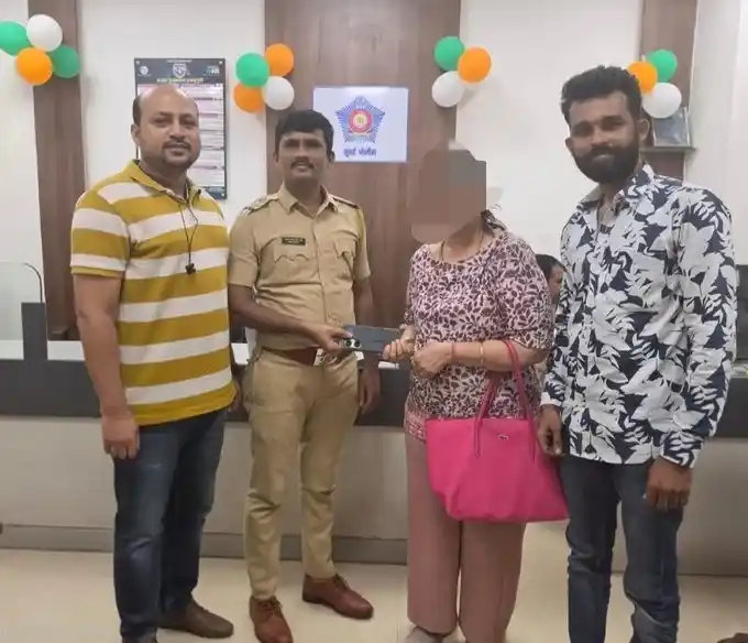 Andheri Lost Smartphone Recovery ખાખીની ત્વરિત એક્શન અંધેરીમાં મુસાફર મહિલાનો ₹૩૫ હજારનો ખોવાયેલો સ્માર્ટફોન ગણતરીના કલાકોમાં રિકવર
