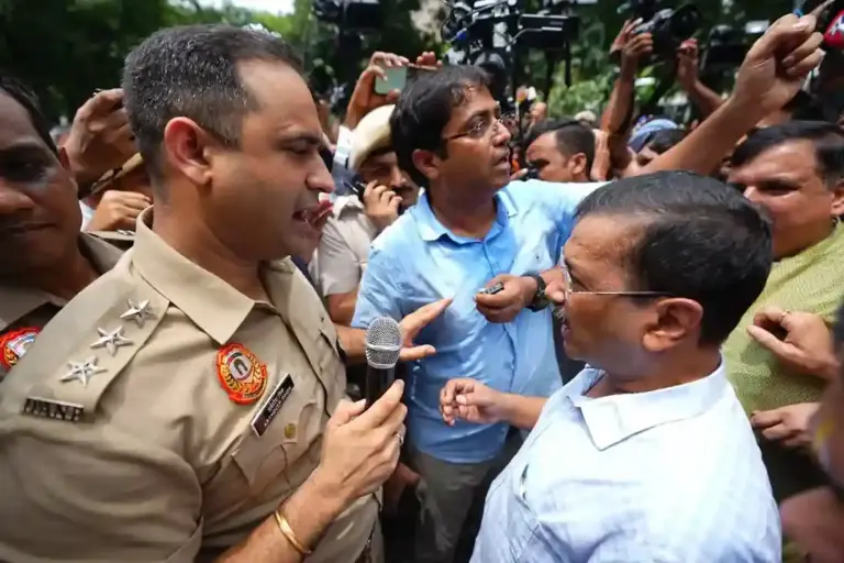 Arvind Kejriwal E20 petrol protest   E20 પેટ્રોલ નીતિ સામે અરવિંદ કેજરીવાલનો પીએમ આવાસ તરફ મોરચો ફિરોઝશાહ રોડ પર પોલીસે અધવચ્ચે અટકાવ્યા