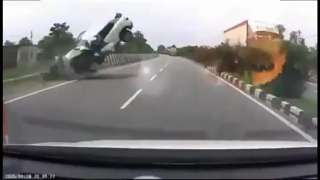 Atiq Ahmed Son Accident Video અતીક અહેમદના પુત્રના અકસ્માતનો LIVE VIDEO આવ્યો સામે, સૂમસામ રસ્તા પર ડિવાઈડર સાથે અચાનક ટક્કર