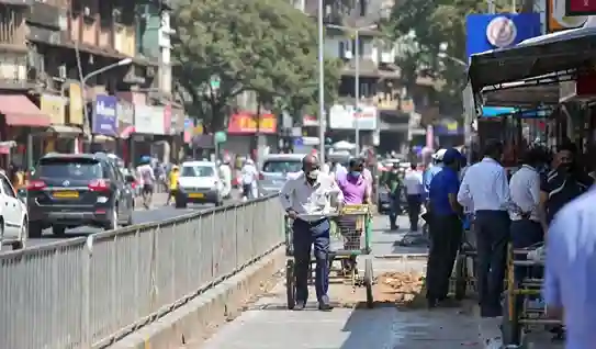 BMC Drive To Clear Footpaths મુંબઈમાં પાલિકાની 'પેડેસ્ટ્રિયન ફર્સ્ટ' ઝુંબેશ.. મુંબઈના ફૂટપાથ પરથી ગેરકાયદેસર દબાણો હટાવવા BMC કરશે આ કામ