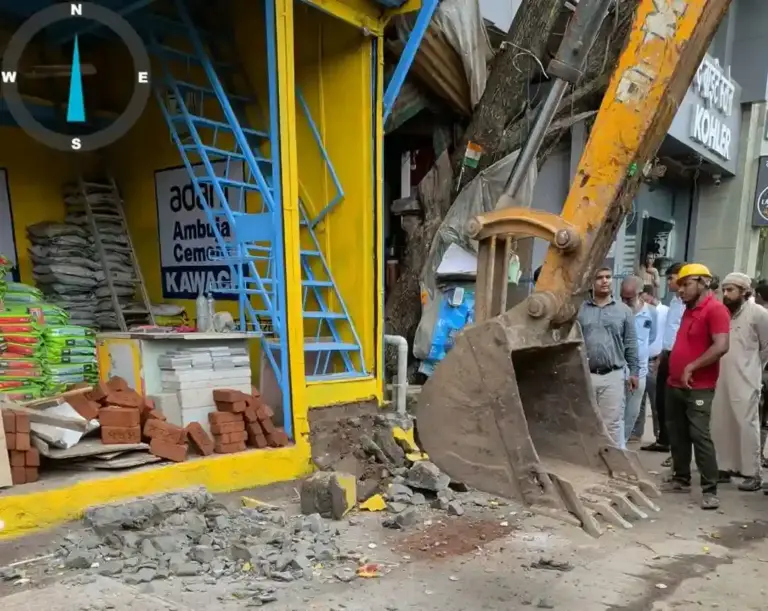 BMC Pedestrian First Drive  ‘પેડેસ્ટ્રિયન ફર્સ્ટ’ પહેલ હેઠળ મનપાની કુર્લા પશ્ચિમમાં એલ.બી.એસ. માર્ગ પર કાર્યવાહી, ફૂટપાથ પરના દબાણો હટાવાયા