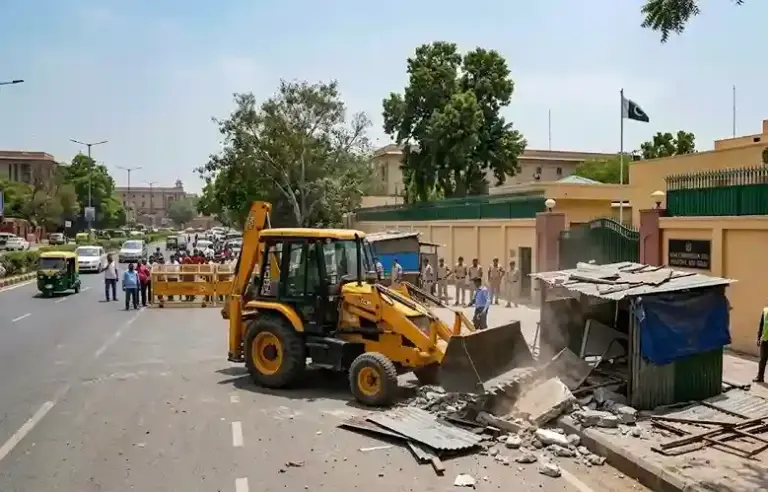 Bulldozer Action Pakistan High Commission Delhi  ઈંટનો જવાબ પથ્થરથી ઈસ્લામાબાદમાં કાર્યવાહીના ૩ જ દિવસમાં દિલ્હી પાક. હાઈકમિશન પર બુલડોઝર એક્શન