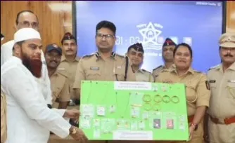 CSMT Railway Police Recover Stolen Gold સીએસએમટી રેલવે પોલીસની મોટી સફળતા ૨૭૨ ગ્રામ ચોરાયેલું સોનું જપ્ત કરી કોર્ટના આદેશ બાદ મૂળ માલિકને પરત સોંપાયું