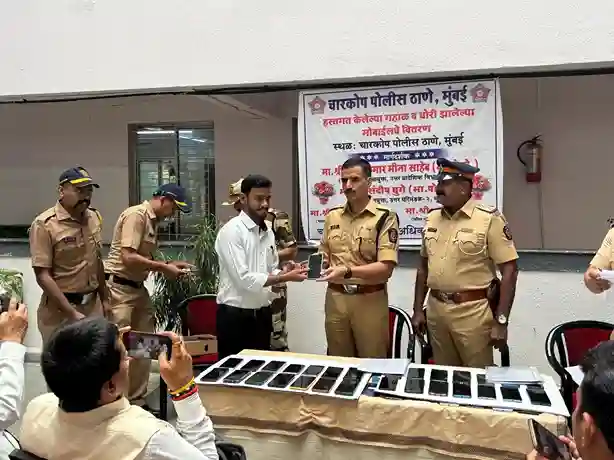 Charkop Police Recover Stolen Lost Mobile ચોરાયેલા અને ગુમ થયેલા ૩૧૯થી વધુ કિંમતી મોબાઈલ પોલીસે મૂળ માલિકોને પરત સોંપ્યા, ચારકોપ પોલીસની મોટી સફળતા