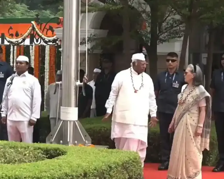Congress Vande Mataram controversy   સ્વતંત્રતા દિવસ (Independence Day) ના અવસરે 'વંદે માતરમ'ના અપમાનનો મામલો ભાજપના નેતા સુધાશુ ત્રિવેદીએ કોંગ્રેસ પાસે માંગી માફી