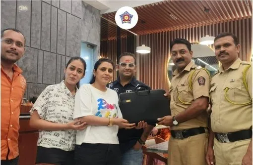 DBMarg Police Laptop Recovery Taxi મુંબઈમાં નાગરિકની પ્રામાણિકતા અને પોલીસની ત્વરિત કામગીરી, ટૅક્સીમાં રહી ગયેલો કિંમતી લૅપટોપ મૂળ માલિકને પરત સોંપાયો