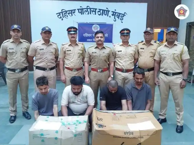 Dahisar Police Busted Fake ID Card Racket દહીસર પોલીસે બનાવટી આધાર કાર્ડ અને દસ્તાવેજો બનાવતી ગેંગનો કર્યો પર્દાફાશ, ૪ ની ધરપકડ