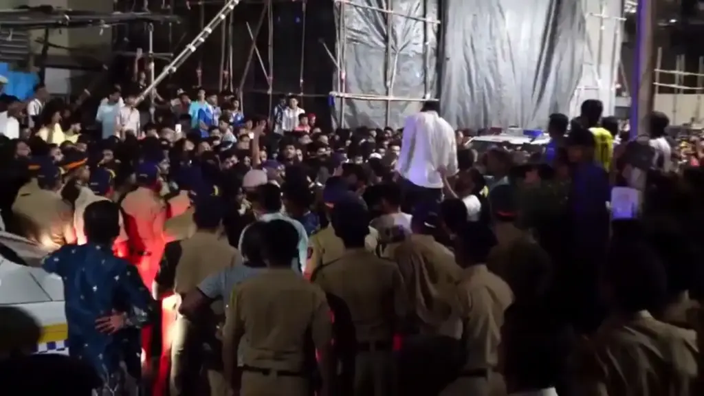 Ganesh Procession Egg Attack મુંબઈ પોલીસની કાર્યવાહી બાપ્પાની શોભાયાત્રા પર ઇંડાં ફેંકનાર શખ્સ ઝડપાયો.