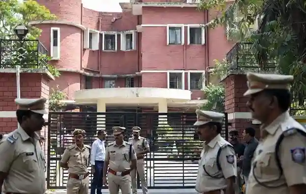 Ghatkopar College Student   ઘાટકોપરમાં વિદ્યાર્થીઓ વચ્ચે વિવાદ સામાન્ય બોલચાલની અદાવતમાં તીક્ષ્ણ હથિયાર બતાવી ધમકી આપતાં ચકચાર