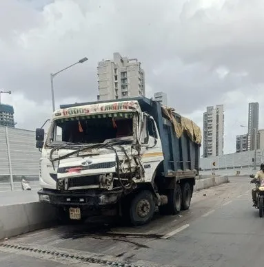 Goregaon West Truck Accident  ગોરેગાંવ વેસ્ટમાં રામ મંદિર સિગ્નલ નજીક ટ્રક મેટલ સ્ટ્રક્ચર સાથે અથડાઈ; રસ્તા પર કાટમાળ પડતાં ભારે અફરાતફરી