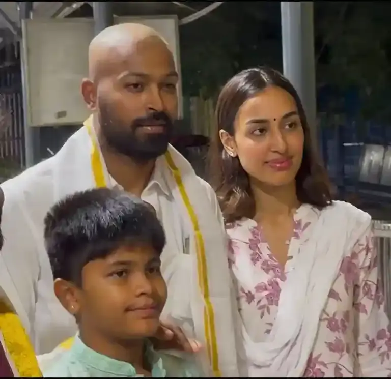 Hardik Pandya Tirumala Temple Visit Bald Look  ગર્લફ્રેન્ડ માહિકા શર્મા સાથે તિરુપતિ બાલાજીના શરણે હાર્દિક પંડ્યા, મુંડન કરાવીને નવા લુકમાં પૂજાઅર્ચના કરી