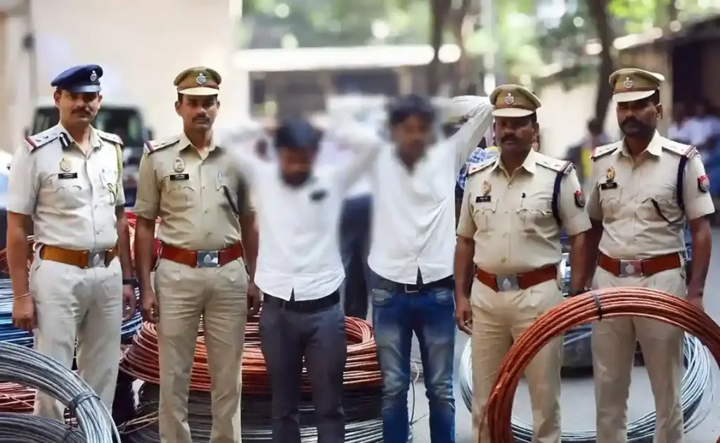 JJ Marg Police Arrest Cable Theft Gang જે.જે. માર્ગ પોલીસની મોટી કાર્યવાહી એમટીએનએલના અંડરગ્રાઉન્ડ કોપર કેબલ ચોરતી ગેંગ પકડાઈ, ચારની ધરપકડ