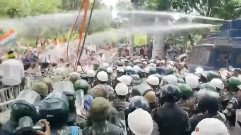 Jharkhand Student Protest  ભરતી કૌભાંડ સામે મોટો વિરોધ ઝારખંડ વિધાનસભા બહાર જંગ જેવું વાતાવરણ, સુરક્ષા ચક્ર તોડી આગળ વધ્યા પ્રદર્શનકારીઓ..