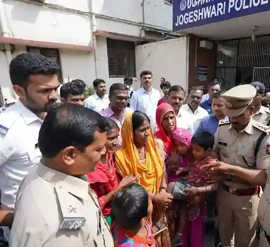 Jogeshwari Police  જોગેશ્વરી પોલીસની સરાહનીય કામગીરી ટીશર્ટ પર લખેલા નામની મદદથી ગુમ થયેલા દિવ્યાંગ બાળકનું પરિવાર સાથે કરાવ્યું મિલન
