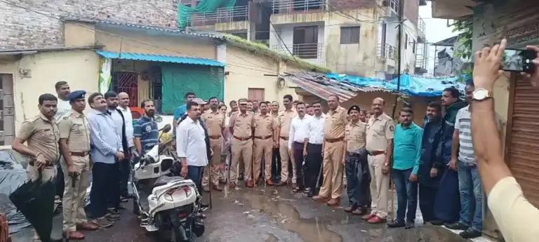 Kalyan Irani Basti Police Raid  કલ્યાણની ‘ઇરાણી વસ્તી’માં પોલીસનું મેગા ઓપરેશન ૮ લાખના એમ.ડી. ડ્રગ્સ સાથે ત્રણ ઝડપાયા