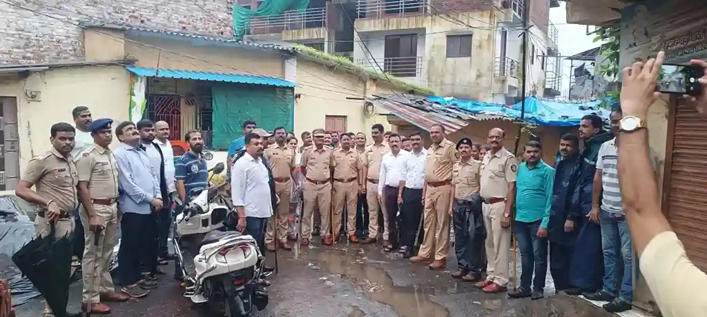 Kalyan Irani Basti Police Raid કલ્યાણની ‘ઇરાણી વસ્તી’માં પોલીસનું મેગા ઓપરેશન ૮ લાખના એમ.ડી. ડ્રગ્સ સાથે ત્રણ ઝડપાયા