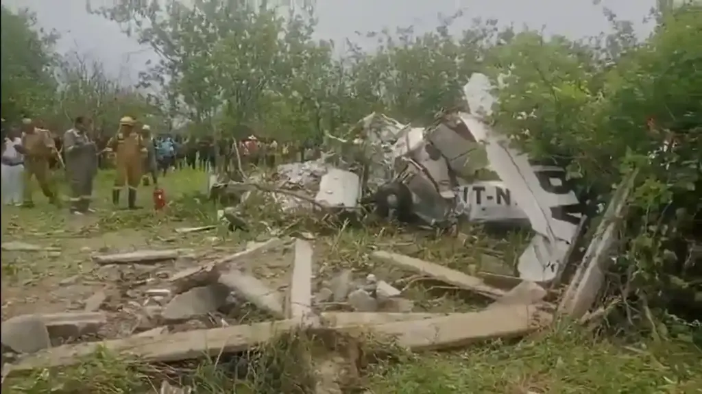 Kanpur Plane Crash  કાનપુર પ્લેન ક્રેશ.. ટ્રેનિંગ વિમાન તૂટી પડતા પાયલોટનું દર્દનાક મોત, કોપાયલોટ જિંદગી અને મોત વચ્ચે ઝોલા ખાઈ રહ્યા છે